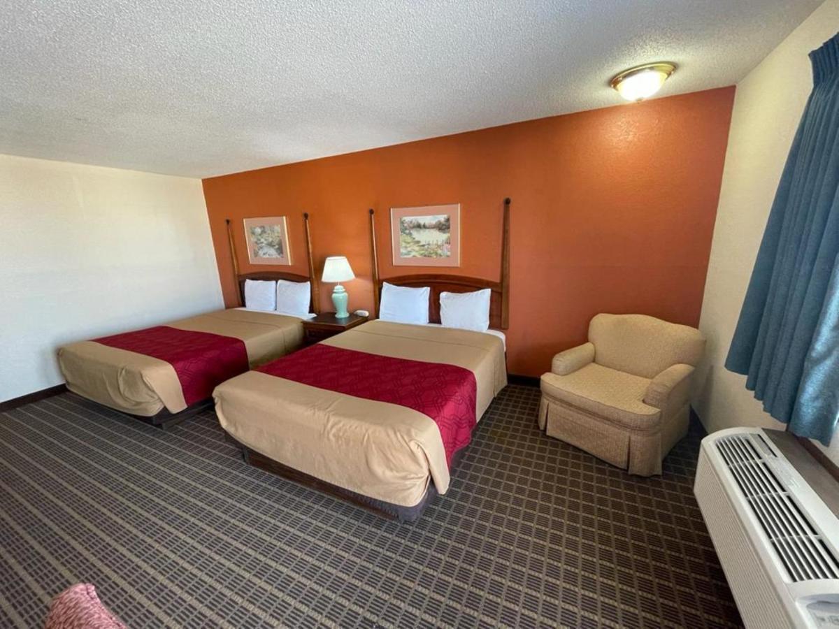 Knights Inn & Suites Емпория Екстериор снимка