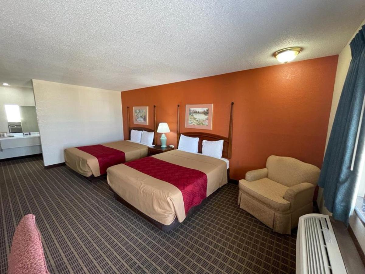 Knights Inn & Suites Емпория Екстериор снимка