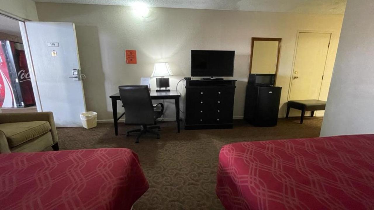Knights Inn & Suites Емпория Екстериор снимка