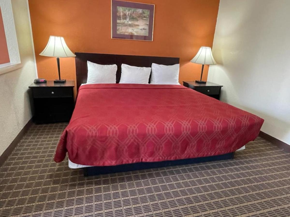 Knights Inn & Suites Емпория Екстериор снимка