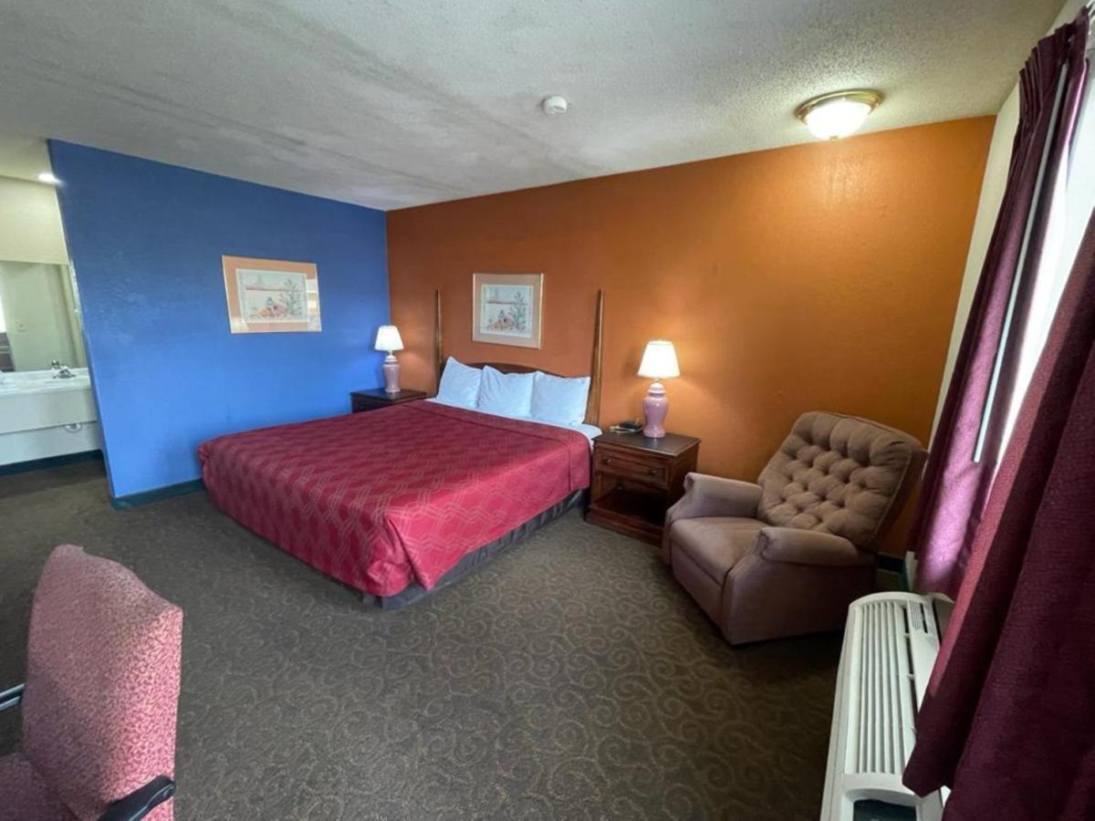 Knights Inn & Suites Емпория Екстериор снимка