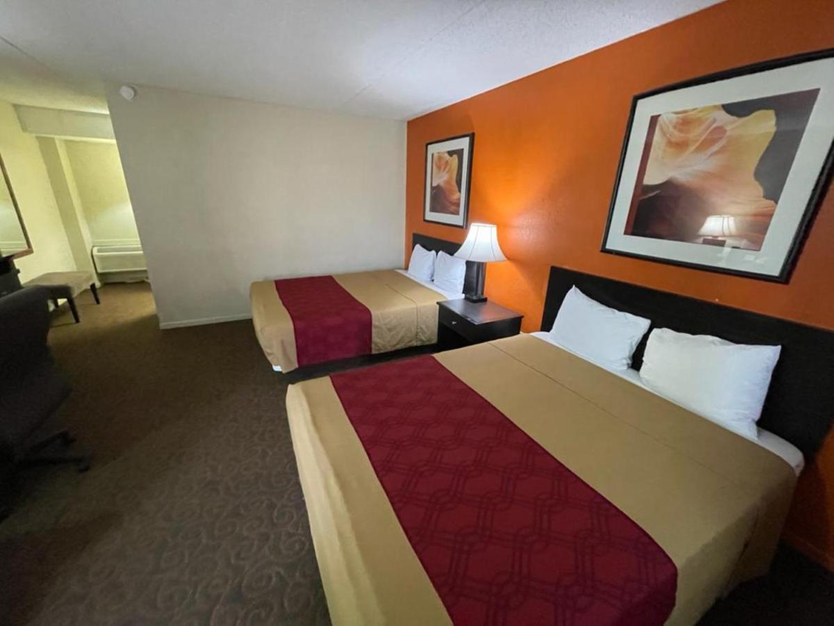 Knights Inn & Suites Емпория Екстериор снимка