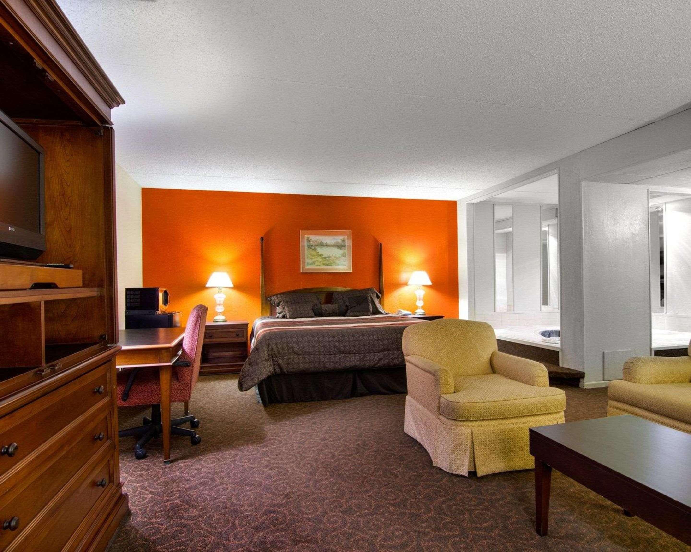 Knights Inn & Suites Емпория Екстериор снимка