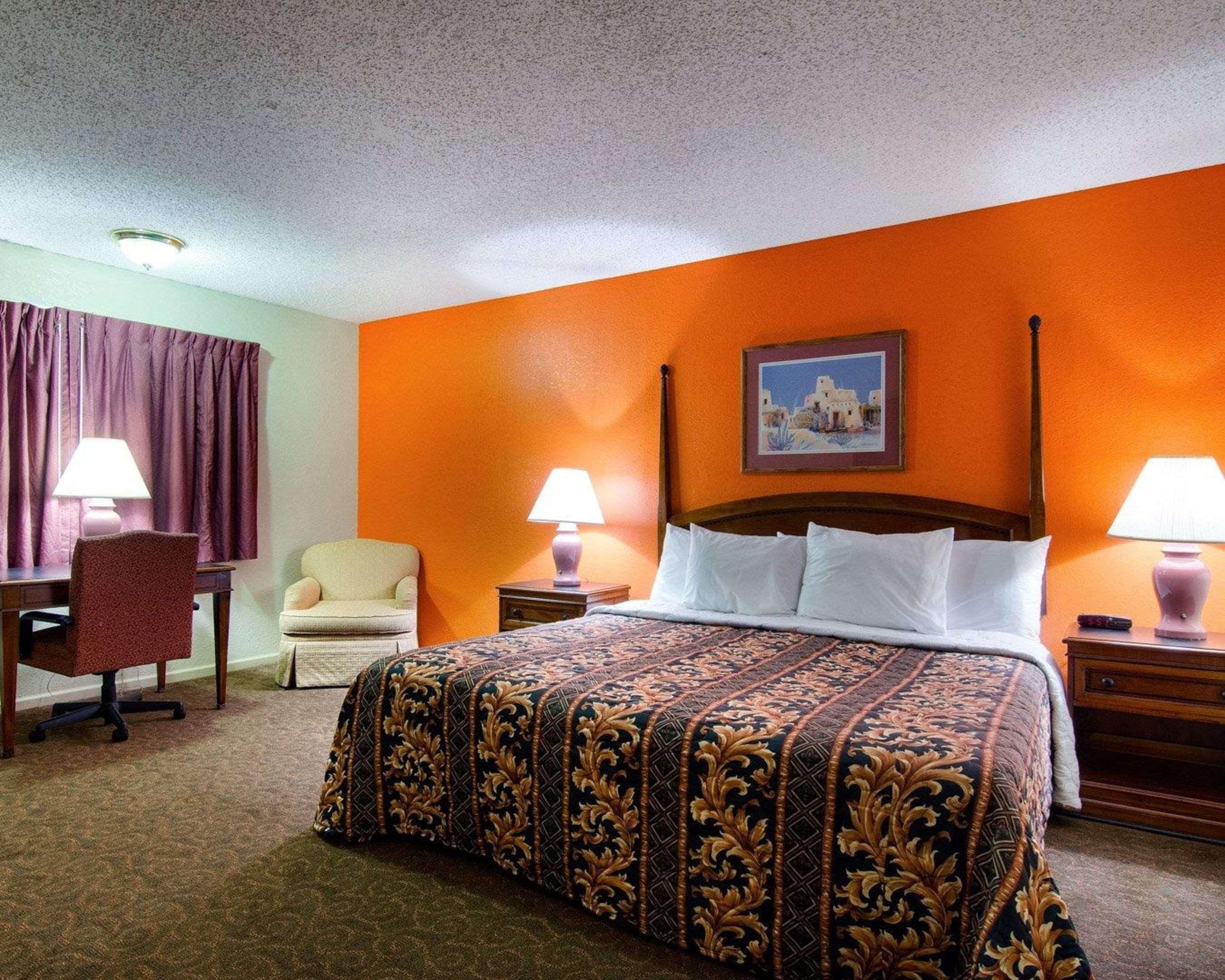 Knights Inn & Suites Емпория Екстериор снимка