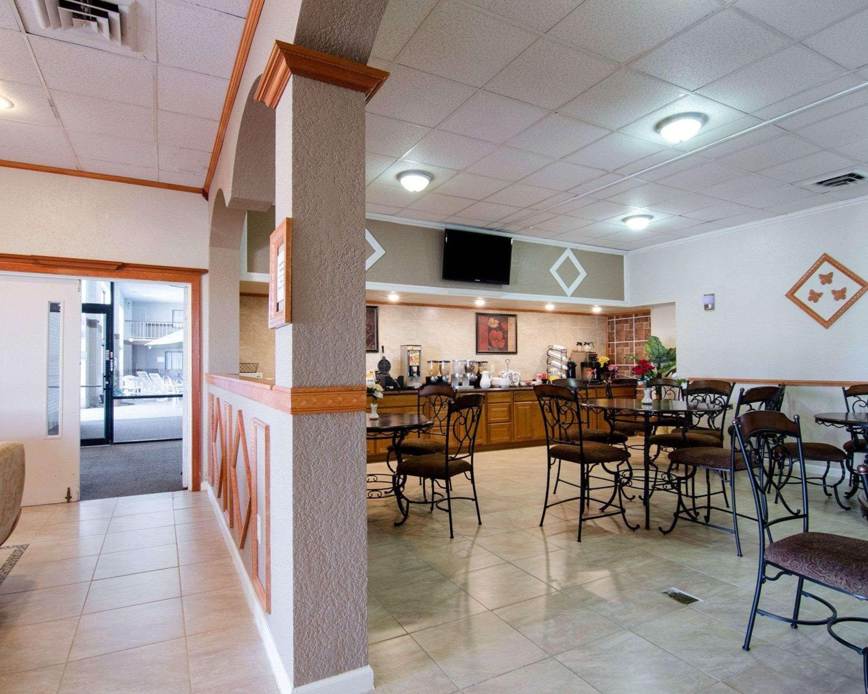 Knights Inn & Suites Емпория Екстериор снимка